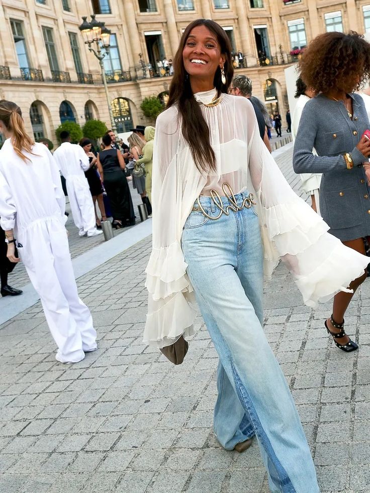 Sheer Kimono Outfit Summer, Bohemian Celebrity Style, Chic Flowy Festival Kimono, White Lace Kimono Outfit Jeans, Boho Chic Summer Outfits, Zara Bohemian White Bottoms, Modern Bohemian Outfits, Art Show Outfit, Chic Flowy V-neck Kimono