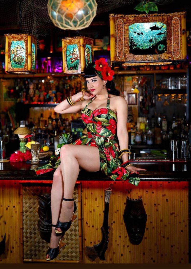 Tiki Oasis Outfit, Tiki Aesthetic Outfit, Tiki Bar Outfit, Vintage Bar Photoshoot, Tiki Photoshoot, Goth Tiki Outfit, Vintage Tiki Outfit, Tiki Party Outfit, Rockabilly Tiki Style