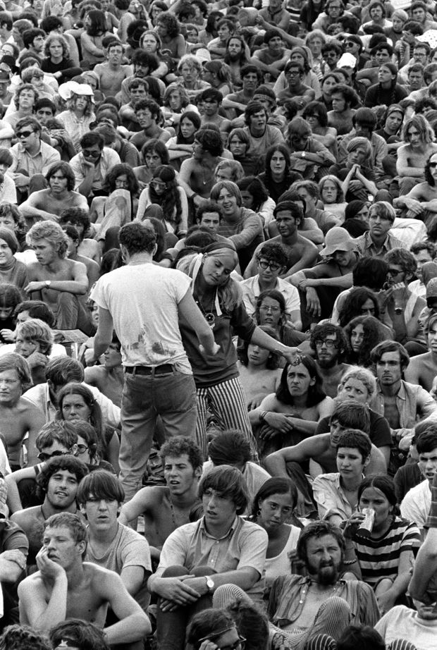 Woodstock 69433-10 Woodstock Photography, 1969 Woodstock, Woodstock Photos, Mundo Hippie, Woodstock Music, Woodstock 1969, Photograph Display, Woodstock Festival, Rock Festival