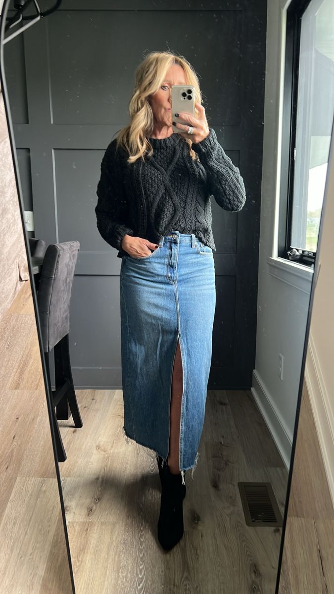 Denim midi skirt cable knit sweater Denim Maxi Skirt Outfit Autumn, Denim Maxi Skirt With Boots, Denim Skirt Outfit Boots, Long Jean Skirt With Sweater, Long Denim Skirt Outfit With Boots, Jean Maxi Skirt Outfit Winter, Denim Maxi Outfit, Denim Skirt Sweater Outfit, Maxi Skirt Denim Outfit