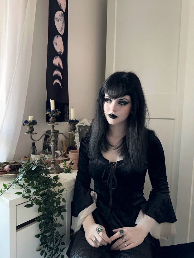 Elegant Gothic Hairstyles, Vampiric Hairstyles, Short Vampire Hair, Vampire Bangs Hair, Vampire Goth Hairstyles, Vampire Bangs Short Hair, Vamp Bangs, Short Goth Hairstyles, Gothic Vampire Makeup