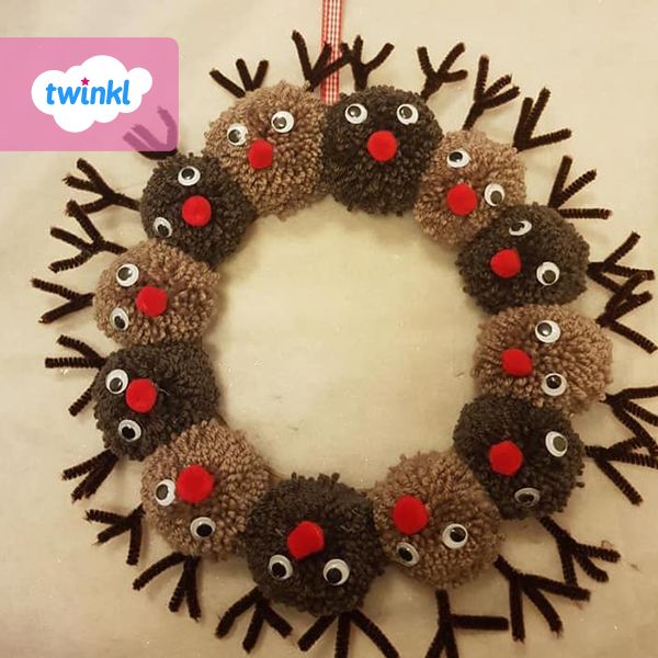 a christmas wreath made out of yarn with reindeer noses