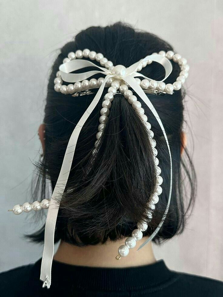 Cute Acessorios Hair, Yarn Hair Accessories, Hair Pearl Accessories, Ponytail With Pearls, Ribbon Bows For Hair, Handmade Clips, Hair Pearls, Pearl Hair Accessories, Aesthetic Bow