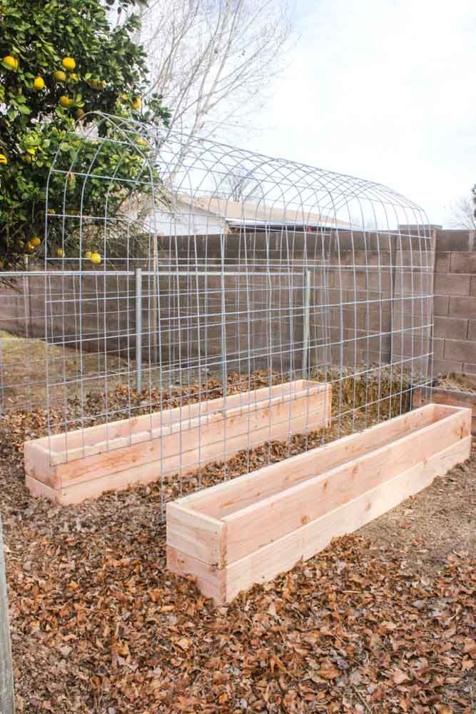 an image of a garden bed made out of wood and wire with the words good home design on it