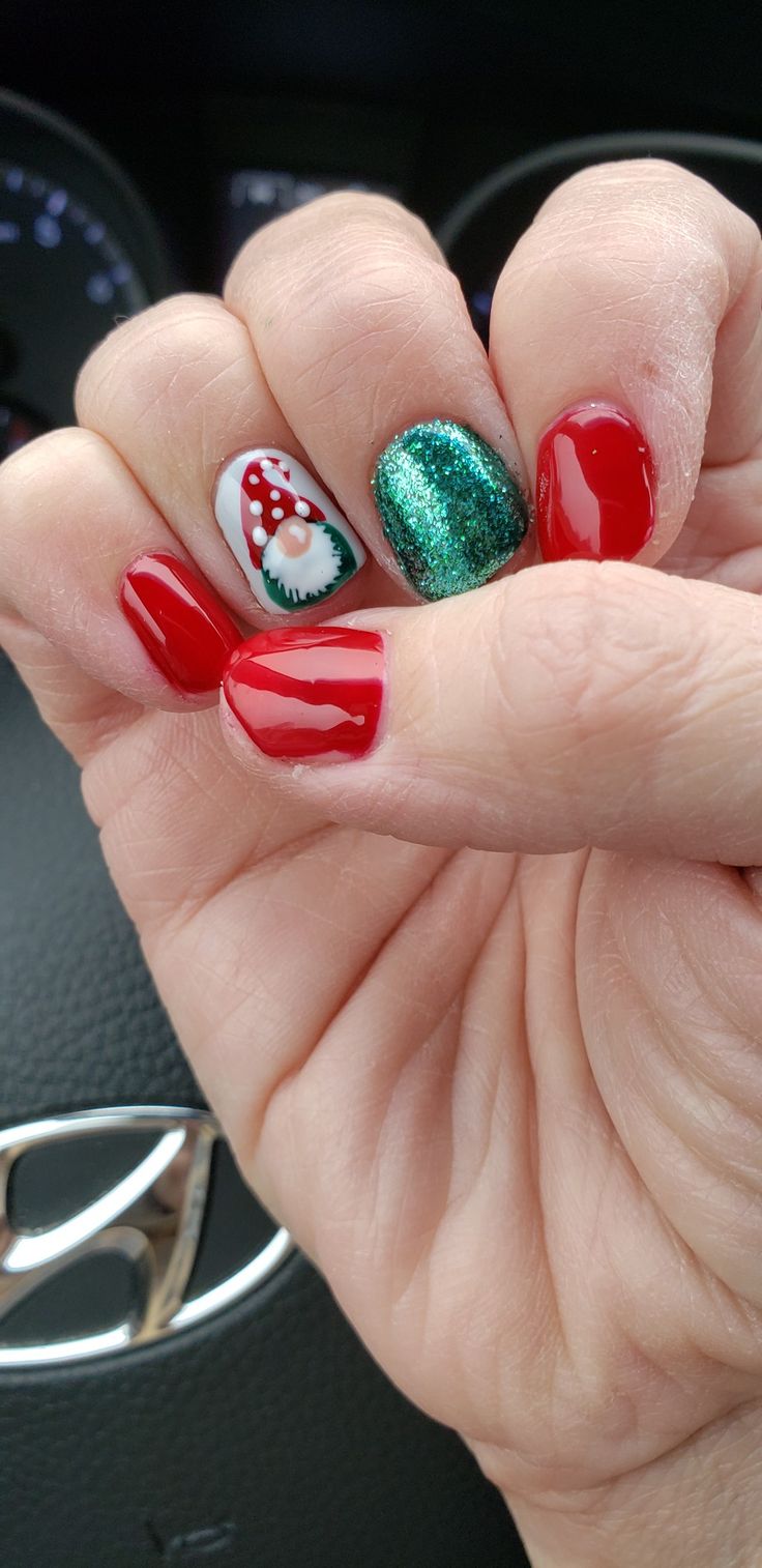 Christmas Gnomes Nail Art, Gnome Gel Nails, Short Christmas Nails Design, Christmas Knomes Nail Art, Gnome Holiday Nails, Christmas Nails Knomes, Gnome Acrylic Nails, Gnomes Nails Design, Christmas Nails With Gnomes