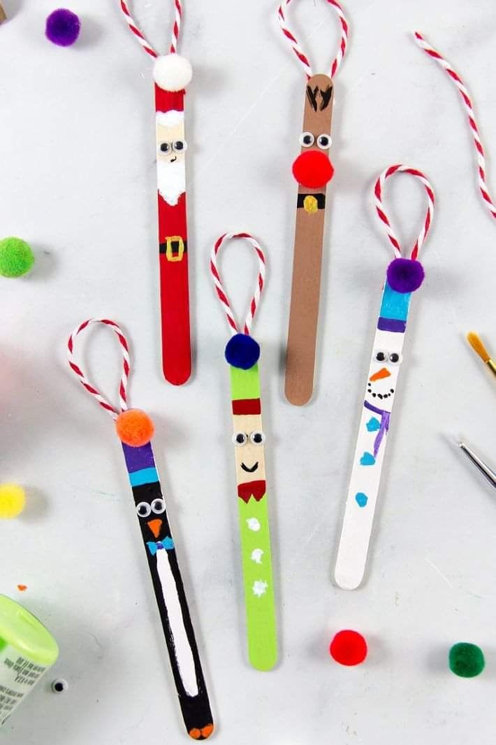 popsicle stick christmas ornaments with text overlay that says popsicle stick christmas ornaments