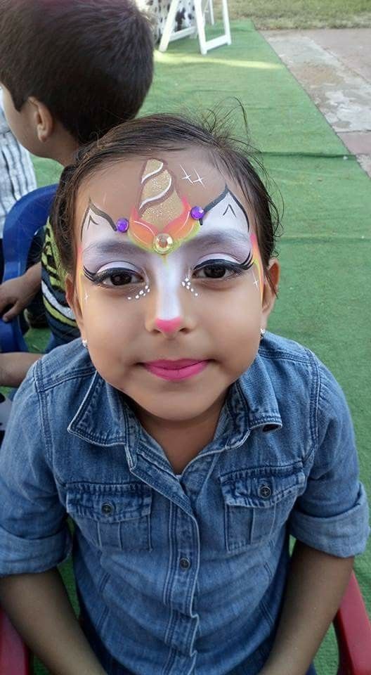 Unicorn Facepainting. Ideen für eine Einhornparty zum Kindergeburtstag: Einhorn-Schminken für Mädchen. #geburtstag #einhorn #unicorn Face Painting Unicorn, Bodysuit Tattoos, Girl Face Painting, Cool Halloween Makeup, Face Painting Easy, Kids Face Paint, Unicorn Makeup, Unicorn Costume, Face Painting Halloween