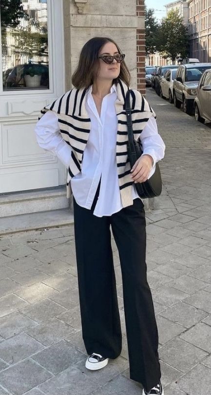 Layered Office Outfits, La Spring Outfits 2024, Black Trousers Fall Outfit, Nyc Mom Aesthetic, Black Striped Pants Outfit, Striped Trousers Outfit, Striped Sweater Outfit, Chique Outfit, Stile Hijab