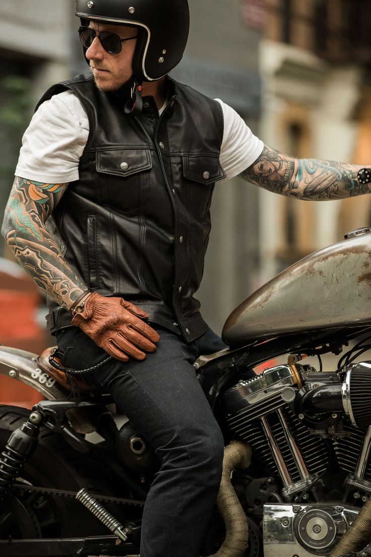 Rider Outfit Men, Summer Motorcycle Outfit, Vintage Motorcycle Outfit For Men, Motorcycle Outfit For Men, Motorcycle Style Mens, Motorcycle Outfit Men, Leather Vest Outfit, Moto Clothes, Moto Vest