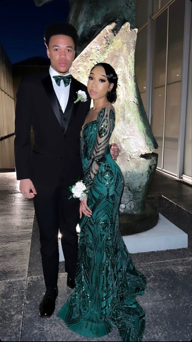 Follow me for more !! Green Prom Couple, Prom Black Couples, Baddie Prom Dresses, Baddie Prom, Prom Couples Outfits, Long Sleeve Mermaid Prom Dress, Emerald Green Prom Dress, Classy Prom, Prom Inspiration