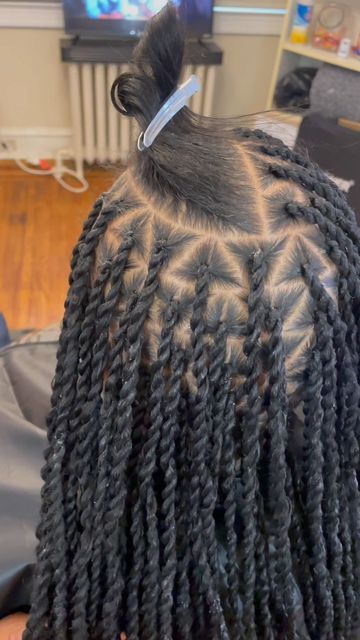 Twists With Fake Hair, How To Start Twist Braids, Seglanese Twist, Segeleese Twist, Twist With Added Hair, Senegalese Twist Hairstyles Tutorial, Senagele Twist, Knotless Senegalese Twist, 2 Strand Twist Triangle Parts