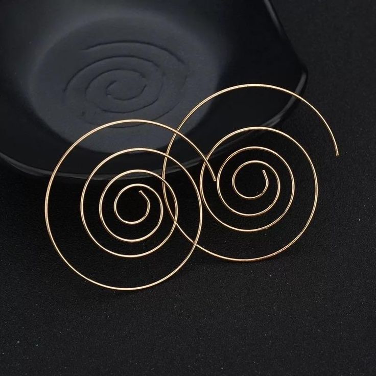 You will absolutely love these spiral earrings, swirl hoop earrings, spiral hoops earrings, geometric earrings, and whirlpool earrings. The perfect spiral lightweight minimalist earring you need. Comes in gold or silver. Boho Punk, Jewellery Sale, Punk Earrings, Boho Party, Punk Jewelry, Spiral Earrings, Bracelet Style, Plugs Earrings, Big Earrings