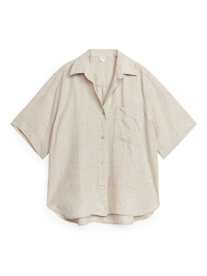 Linen Resort Shirt - Undyed - ARKET WW Chic Airport Outfit, Comfy Travel Outfit, Perfect Beach Bag, Breezy Outfit, Resort Shirt, Loose Hoodie, Dressed To The Nines, Model Look, Airport Outfit