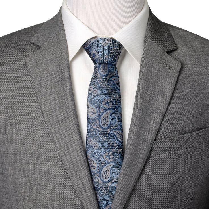 Elegante, seda y muy profesional, esta corbata azul presenta un patrón tradicional de Paisley tejido en hilos azules y grises.  Motifs florales y puntos de oro realzan el diseño, elevando una mirada clásica.  Esta corbata mantendrá su forma y mantendrá un nudo perfecto gracias a que está hecha a mano con 100% Seda duradera pero suave.  Una corbata versátil que se puede agregar a cualquier atuendo y usar tanto para ocasiones casuales como formales. Paisley Tie, Bar Studs, Gold Pin, Stud Set, Brand Collection, Blue Tie, Blue Ties, Floral Motifs, Paisley Pattern