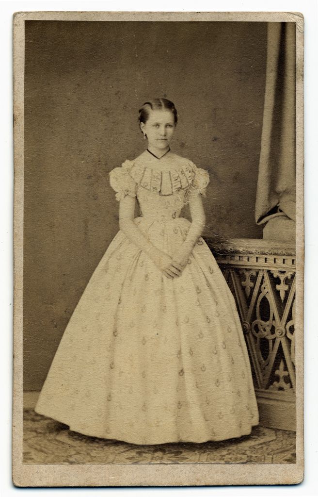 I bet this was a "coming out" ball photo. Victorian People, 1860s Fashion, Gaun Abad Pertengahan, Antique Photography, Old Portraits, Portrait Vintage, Victorian Photos, Elegant Photo, Antique Clothing