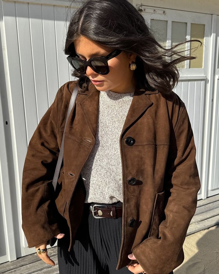 Suede jacket 🤎 Brown Suede Jacket Outfit, Brown Jacket Outfit, Cropped Jacket Outfit, Suede Jacket Outfit, Fur Outfit, Suede Jacket Women, Suede Outfit, Suede Trench Coat, Everyday Jacket