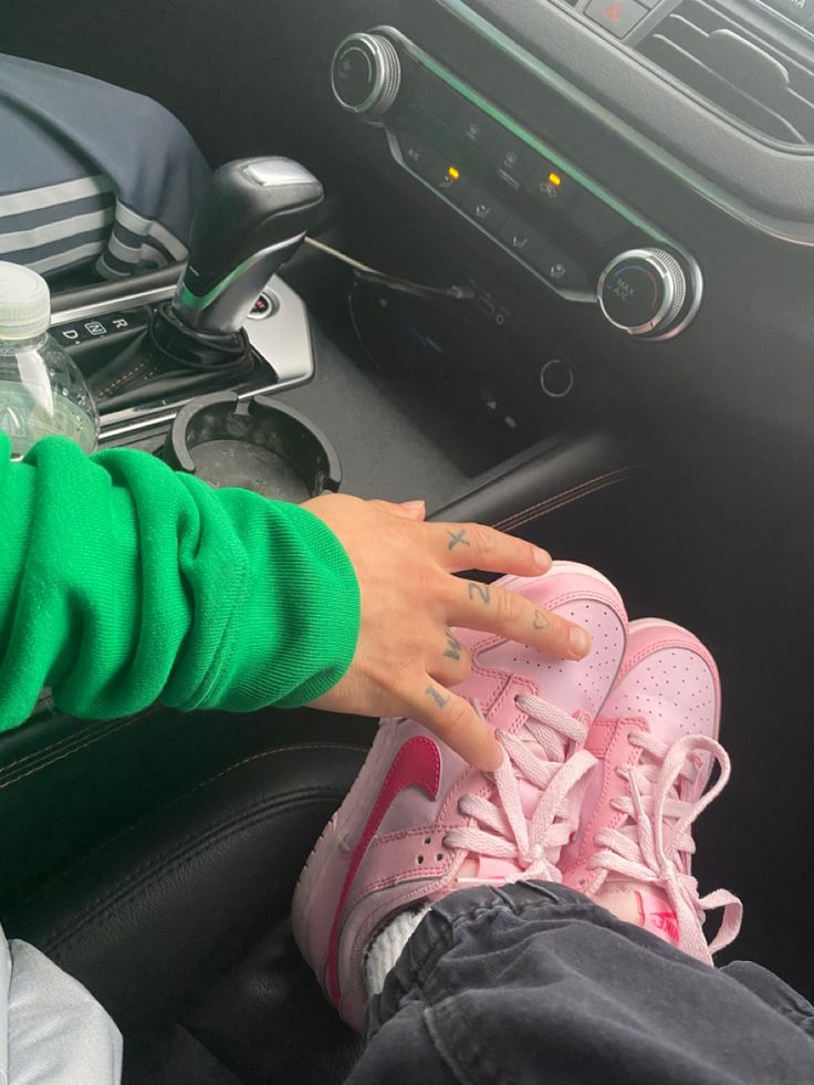 Tripple Pink Dunks Fits, Outfits With Pink Dunks, Pink Dunk Outfit, Pink Barbie Dunks, Barbie Dunks Outfit, Pink Nike Outfit, Nike Triple Pink, Triple Pink Dunks Outfits, Shoe Flicks