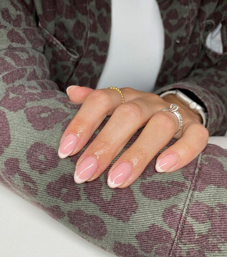 Neutral Nails With Accent, American Manicure, Nails 2023 Trends, Fall Nails 2023, Grad Nails, Subtle Nails, Casual Nails, Cute Gel Nails, 2023 Trends