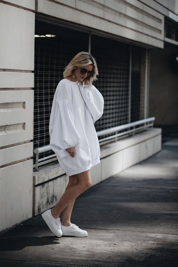 oversized sweatshirt dress + sneakers | @urbanoutfitters Hoodie Dress Outfit, Oversized Hoodie Outfit, Sweatshirt Dress Outfit, Oversized Hoodie Dress, Hoodie Sweatshirt Dress, Outfit Oversize, Woman In White, Oversized Outfit, Balloon Sleeve Dress