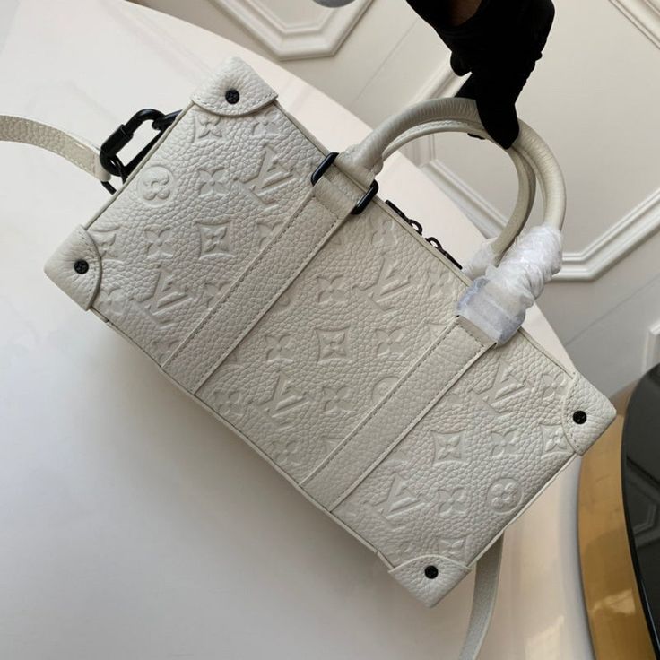 Disarh Fashion Lu-Vi bags - 17819  A+ Excellent Quality copies; Contact us if you've any questions in your mind. Lv Monogram Bag, Amazing Fashion, Lv Monogram, Evening Bags, Luxury Bags, Louis Vuitton Bag, Fashion Bags, Contact Us, Clutch Bag