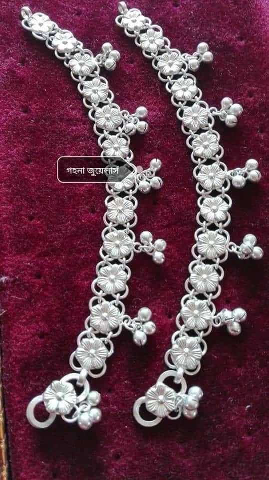 Mehndi Lengha, Payal Designs Silver, Silver Anklets Designs, Silver Payal, Anklet Designs, Circle Mehndi Designs, Bridal Jewellery Design, Sarees Silk, Gold Mangalsutra Designs