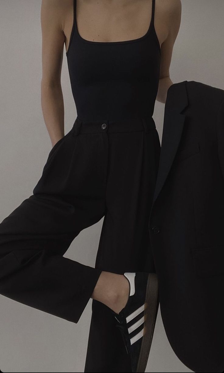 Black Shirt Outfit, Black Trousers Outfit, Long Suit, Brown Tank Top, Women Trousers, Color Pants, Solid Color Pants, Elegante Casual, School Looks