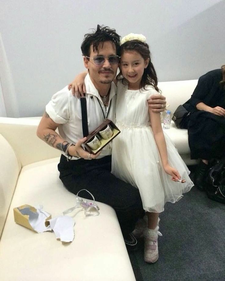 Lucky girl😭😍😍😍😍❤ #johnnydepp #depphead #handsome #actor #ibelievehim #wearewithyoujohnnydepp #johnnydeppisinnocent #youcantkeepagoodmandown… Johnny Depp Hollywood Vampires, Johnny Depp Kids, John Depp, Hollywood Vampires, Johnny Depp Style, Kaptan Jack Sparrow, Cute Moments, Johnny Depp Fans, Young Johnny Depp