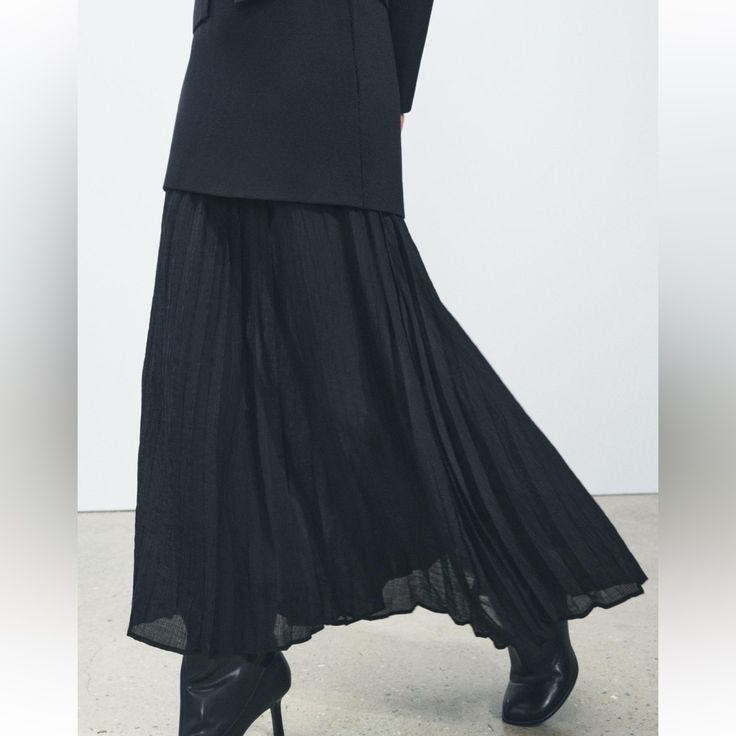 Skirt With A High Elastic Waist. Matching Pleated Semi-Sheer Fabric. Side Hidden In-Seam Zip Closure. Pleated Knit, Zara Skirts, Sheer Fabric, Knit Skirt, Women Skirts Midi, Sheer Fabrics, Zara Black, Midi Skirt, Elastic Waist