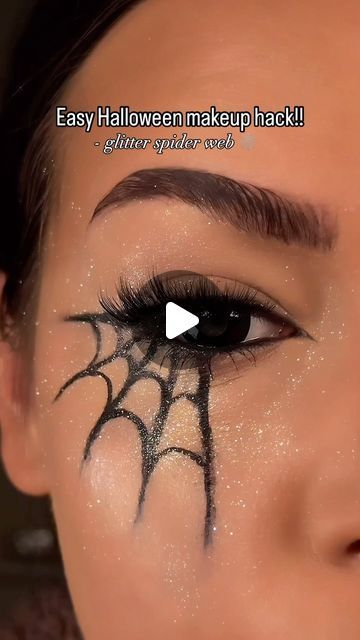 Halloween Spider Eye Makeup, Easy Spider Eye Makeup, Spider Make Up Eye Makeup, Spiderweb Makeup Easy, Simple Spiderweb Makeup, Black Eyeliner Halloween Makeup, Easy Halloween Spider Makeup, Spider Web Eyeliner Tutorial, Spider Web Eye Makeup Easy