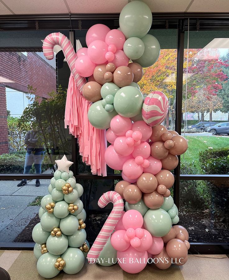 balloons are arranged in the shape of a christmas tree