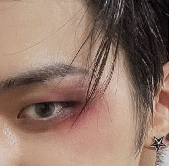 Red Eyeliner, Red Eye Makeup, Vampire Bride, Vampire Makeup, Red Makeup, Male Makeup, Art Student, Dope Makeup, Txt Yeonjun