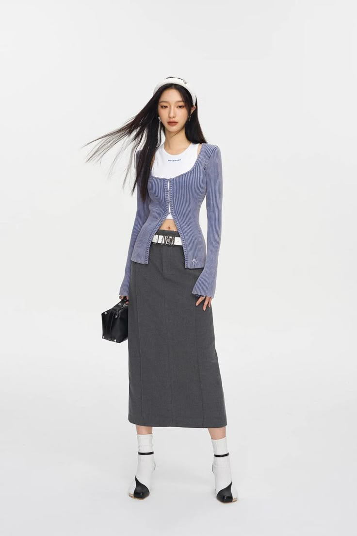 Fashion Outfits Magazine, Style Roots Ellie Jean Mushroom, 90s Korean Fashion, Simple Long Skirt, Rain Outfits, Acubi Fashion, Long Skirt Outfits, Grey Skirt, Fashionista Clothes