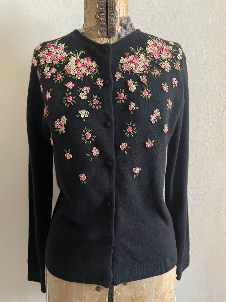 bellissimo cardigan vintage anni '60 in pura lana nero con ricamo floreale in seta eseguito a mano. 🔎 spalle cm 39, manica cm 55, giroseno cm 89, lunghezza cm 55. Vintage Floral Print Spring Cardigan, Spring Fitted Floral Print Cardigan, Spring Fitted Cardigan With Floral Print, Fitted Sweater For Formal Spring Occasion, Black Vintage Sweater For Spring, Vintage Black Sweater For Spring, Fitted Winter Sweater With Floral Embroidery, Spring Wool Embroidered Sweater, Spring Wool Sweater With Embroidery