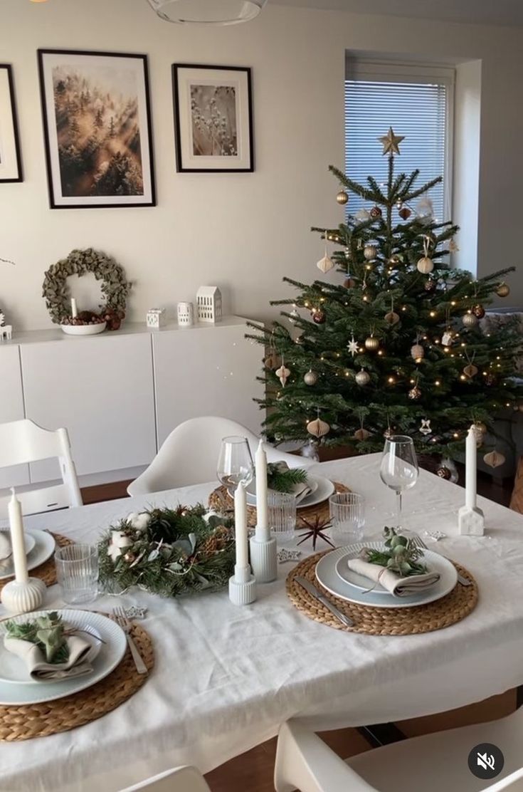 Opt for a neutral color palette, such as white, gold, and silver. Use a crisp white tablecloth or runner, paired with metallic chargers, and sleek dinnerware. Add simple white candles in modern candleholders, perhaps with a few strategically placed sprigs of evergreen or holly. Christmas Small Dining Table Decor, Aesthetic Christmas Table Decor, Christmas Table Neutral, Neutral Christmas Table Setting, Christmas Table Settings Boho, Elegant Christmas Crafts For Adults, Christmas Dinner Table Aesthetic, Christmas Aesthetic Table, Neutral Christmas Table Decor