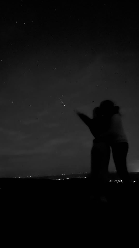 Couples Looking At The Stars, Couples Stargazing, Stargazing Date Aesthetic, Couple Night Aesthetic, Tiktok Trend Pictures, Stargazing Aesthetic Couple, Night Couple Aesthetic, Romance Aesthetic Wallpaper, Stargazing Couple