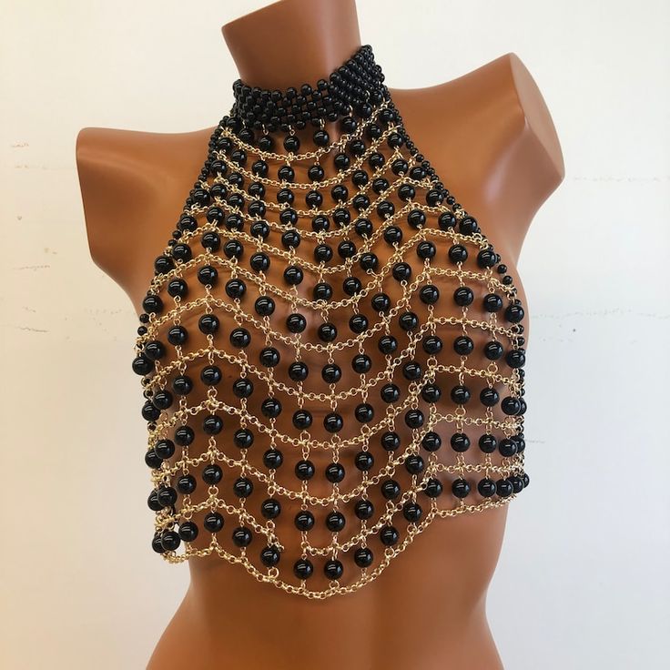 Pearl Body Chain Outfit, Pearl Body Jewelry, Beaded Body Chain, Mode Coachella, Vest Chain, Body Chain Fashion, Pearl Body Chain, Bra Chain, Beads Clothes