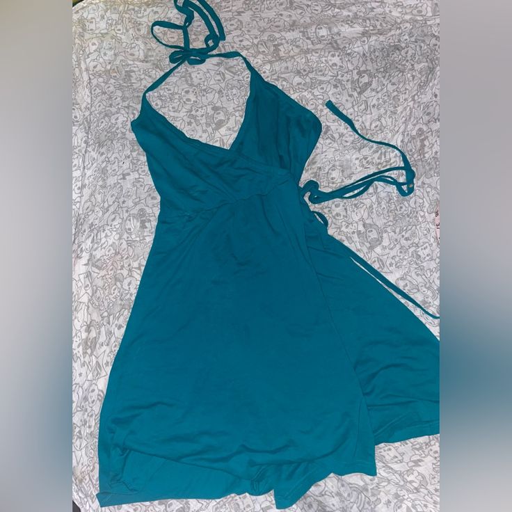 Nwot Green Halter Dress With Side Tie Adjustment. The Front Bottom Is Wrap Layers Shown In Pics. The Accurate Color Is Picture Number 2 That Has Length Measurements. H&m V-neck Mini Dress For Day Out, H&m V-neck Mini Dress For Date Night, H&m Summer Mini Dress, H&m Fitted Summer Mini Dress, H&m Fitted Mini Dress For Vacation, Fitted H&m Mini Dress For Vacation, H&m Mini Length Dress For Vacation, Fitted Beach Dress From H&m, H&m V-neck Mini Dress For Vacation