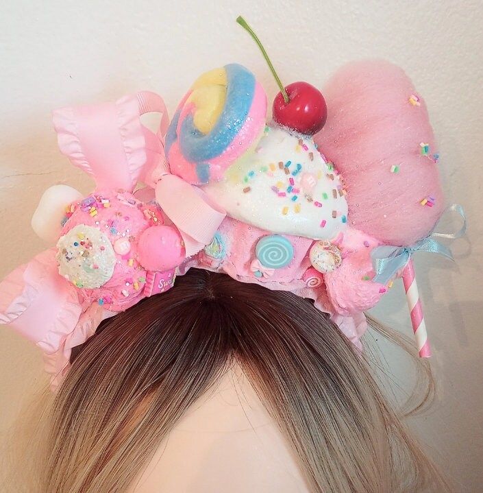 Fun Headband with Candy, ice cream, a cupcake and more!!  Choose a size at checkout! The headband can be sized to fit kids and adults ages five +. 🧁 On the headband you'll find a cupcake, cotton candy, two ice cream scoops with whipped cream, a marshmallow, a pink bow, and a handcrafted lollipop along with various candy charms. 🧁 The main colors are light pink, light blue, light purple, with a bit of pastel yellow and greens mixed in. Crazy Hair Day Ice Cream, Brown Hair Colors Fall, Candy Theme Outfit, Candy Headpiece, Candy Hats, Ice Cream Headband, Dessert Fashion, Candy Headband, Candy Crown