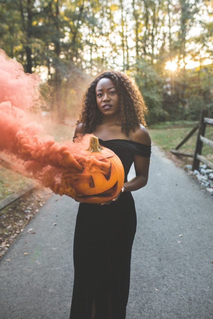 Pumpkin Shots, October Photoshoot Ideas, Halloween Photoshoot Ideas, Pumpkin Photography, Pink Photoshoot, Halloween Shoot, Portret Feminin, Rauch Fotografie, Fall Photo Shoot Outfits