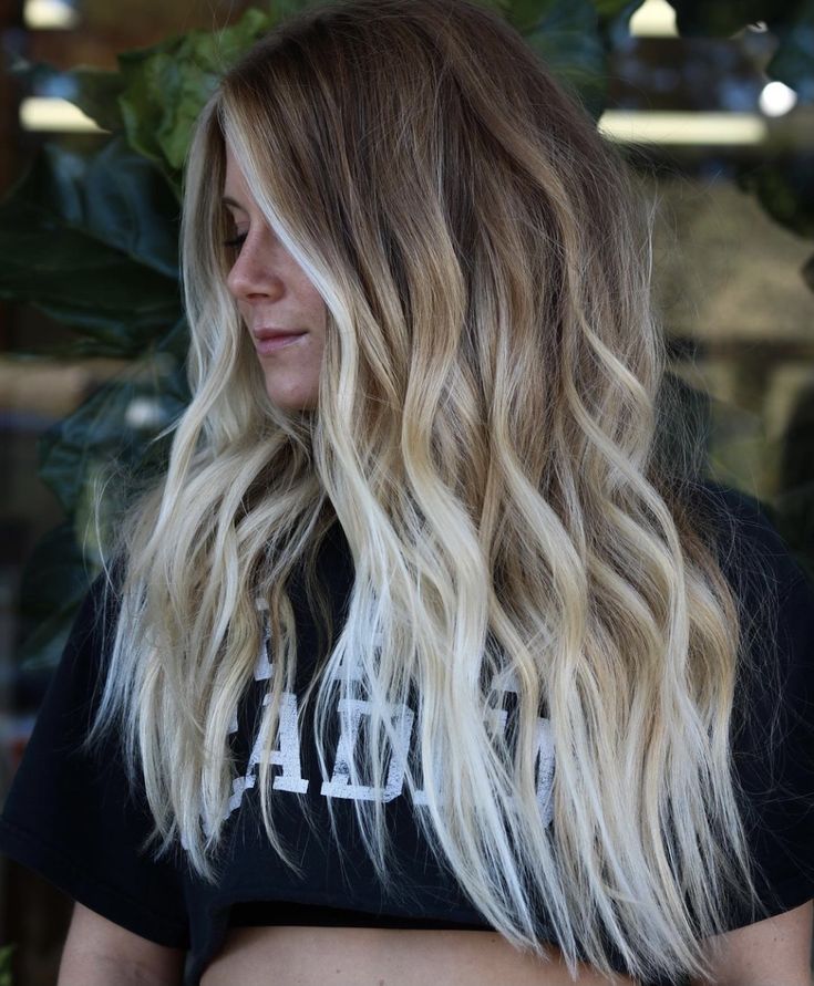 Brown Faded To Blonde Hair, Halo Balayage Blonde Hair, Free Hand Balayage, Brown Roots Blonde Ends, Dark Roots Blonde Hair Balayage Long, Blonde With Brown Eyes, Balayage Money Piece, Blonde Color Melt, Long Hair Balayage