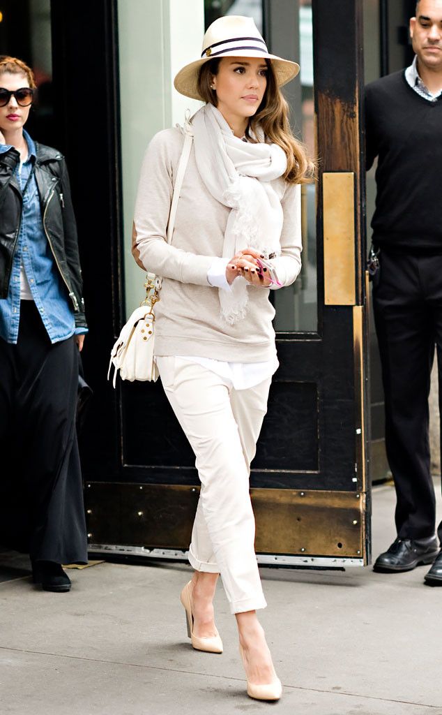 Coral Couture from Jessica Alba's Street Style | E! Online Mode Over 50, White Jeans Winter, Jessica Alba Style, Look Boho Chic, Mode Casual, White Outfit, Looks Street Style, Sarah Jessica Parker, Alexa Chung