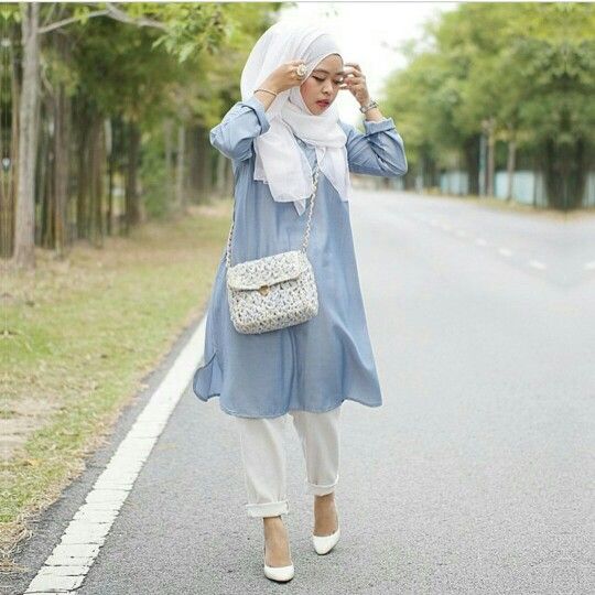 With looser pants Blue Shirt Women Outfit, Outfit With Hijab, Jean And Top, White Top And Jeans Outfit, Shirt Women Outfit, Jeans Outfit Hijab, Top And Jeans Outfit, White Shirt And Blue Jeans, White Outfits For Women