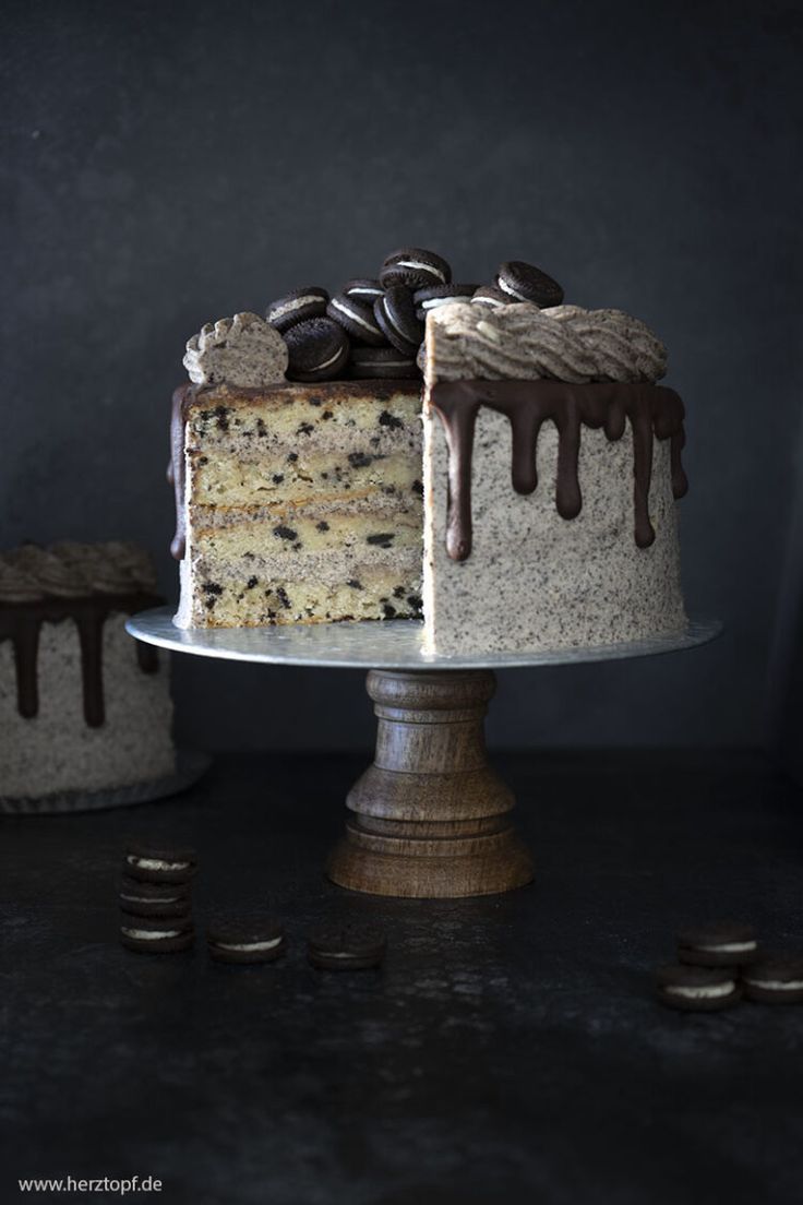 there is a cake with oreo cookies on it