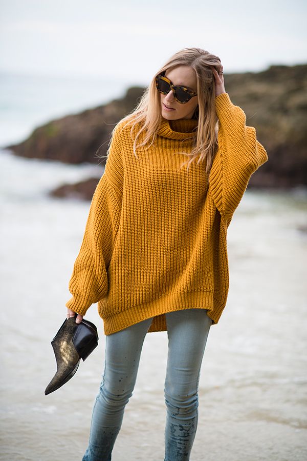 mustard sweater Mustard Sweater, Blazer Outfit, Grunge Look, Looks Street Style, Yellow Sweater, Looks Style, Sweaters Oversized, Moda Fashion, Street Fashion