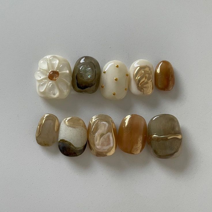 Simple Earth Tone Nails, Japanese Short Nail Design, Fall Nails Japanese, Japanese Short Nail Art, Cute Japanese Nail Art, Earth Tone Nail Ideas, Japanese Hard Gel Nails, Khaki Nail Designs, Japanese Nails Designs