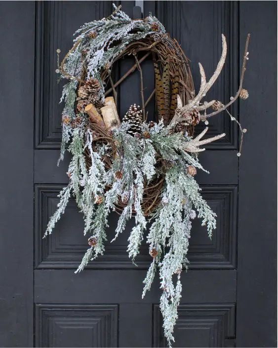 snowy wreath Faux Antlers, Birch Wreath, Front Door Christmas Wreath, Antler Christmas, Winter Wreath Diy, Front Door Christmas, Christmas Bling, Birch Logs, Christmas Baskets