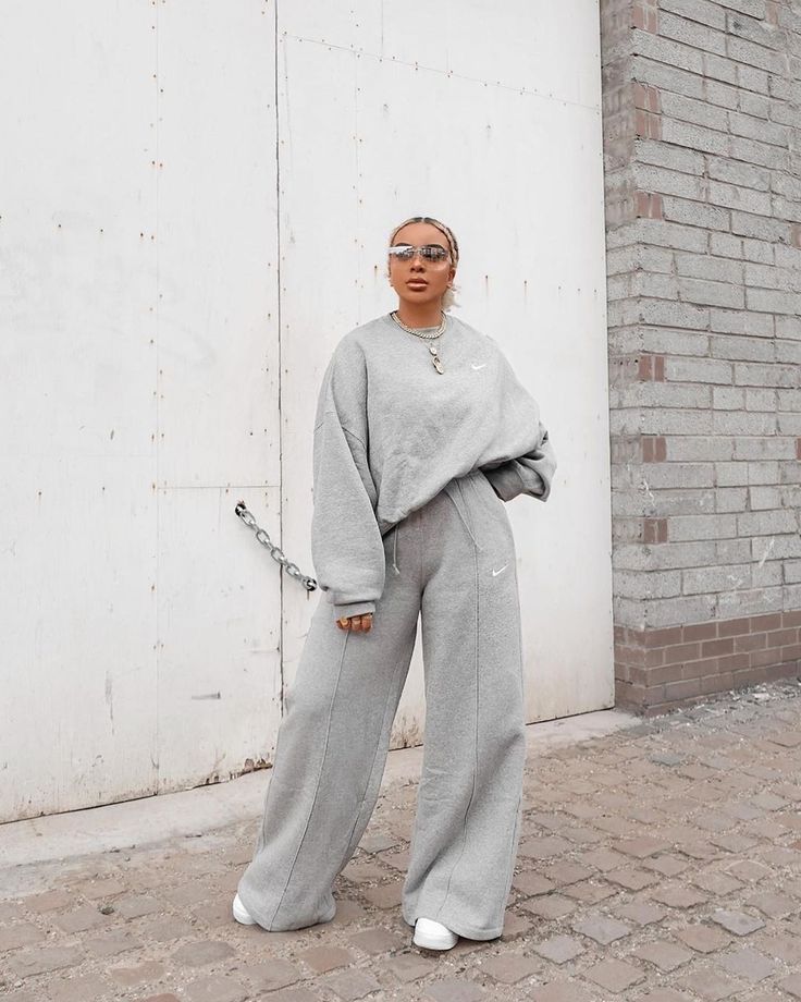 Wide Leg Tracksuit Outfit, Gray Sweats Outfit, How To Style Sweatpants, Lauren Harris, Wide Leg Sweat Pants, Year Board, Beach 2023, Grey Two Piece, Sweats Outfit