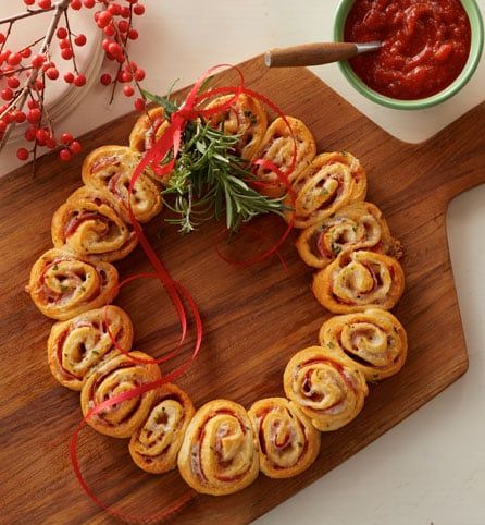 Wreath Pizza, Pizza Wreath, Pull Apart Recipes, Best Holiday Appetizers, Grinch Party, Christmas Brunch, Holiday Appetizers, Christmas Party Food, Christmas Cooking