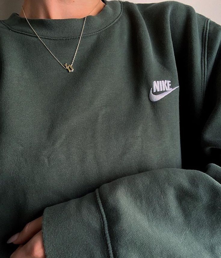 Nike Crewneck Outfit, Nike Sweatshirt Outfit, Vintage Hoodies Aesthetic, Green Sweatshirt Outfit, Crewneck Outfits, Nike Hoodie Outfit, Crewneck Sweatshirt Outfit, Crewneck Aesthetic, Crewneck Outfit