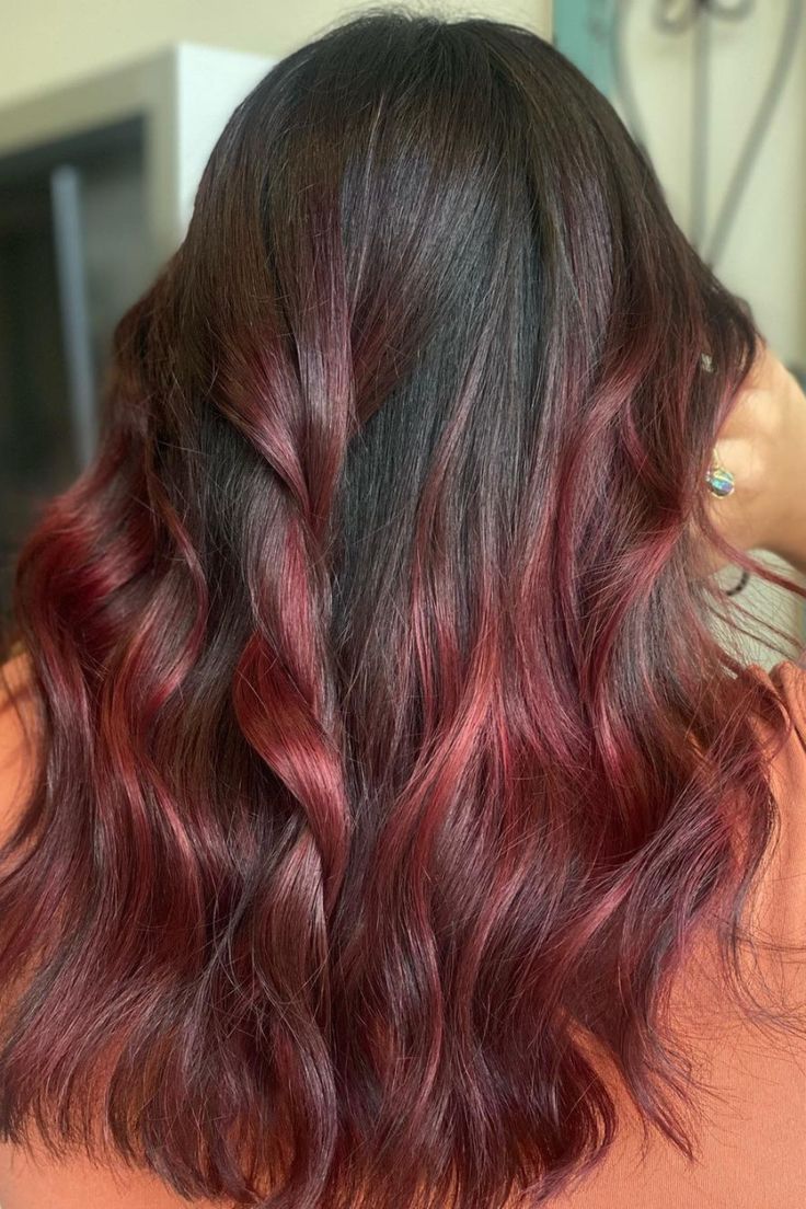 Supongo que no hemos terminado con los vinos. ¿Y cómo podríamos hacerlo antes de que veas este balayage rojo merlot?  // Crédito de la foto: instagram @peluqueria Hair Inspo Pics, Red Balayage Hair, Red Balayage, Inspo Pics, Fiery Red, Fine Wine, Balayage Hair, Merlot, Spice Up